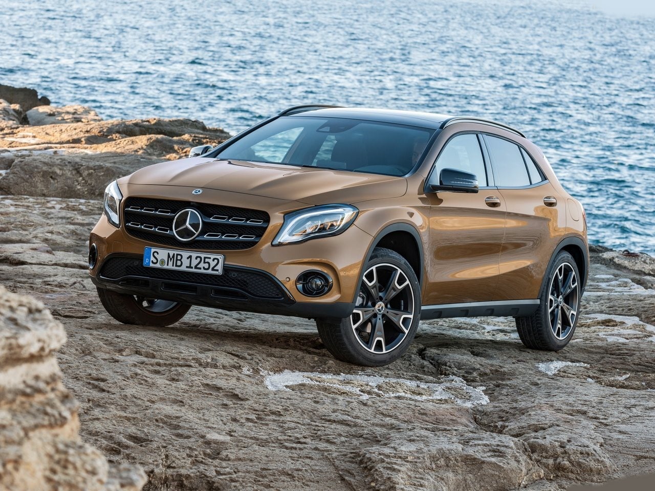 17 Mercedes Gla Facelift Price In India Specifications Safety Features