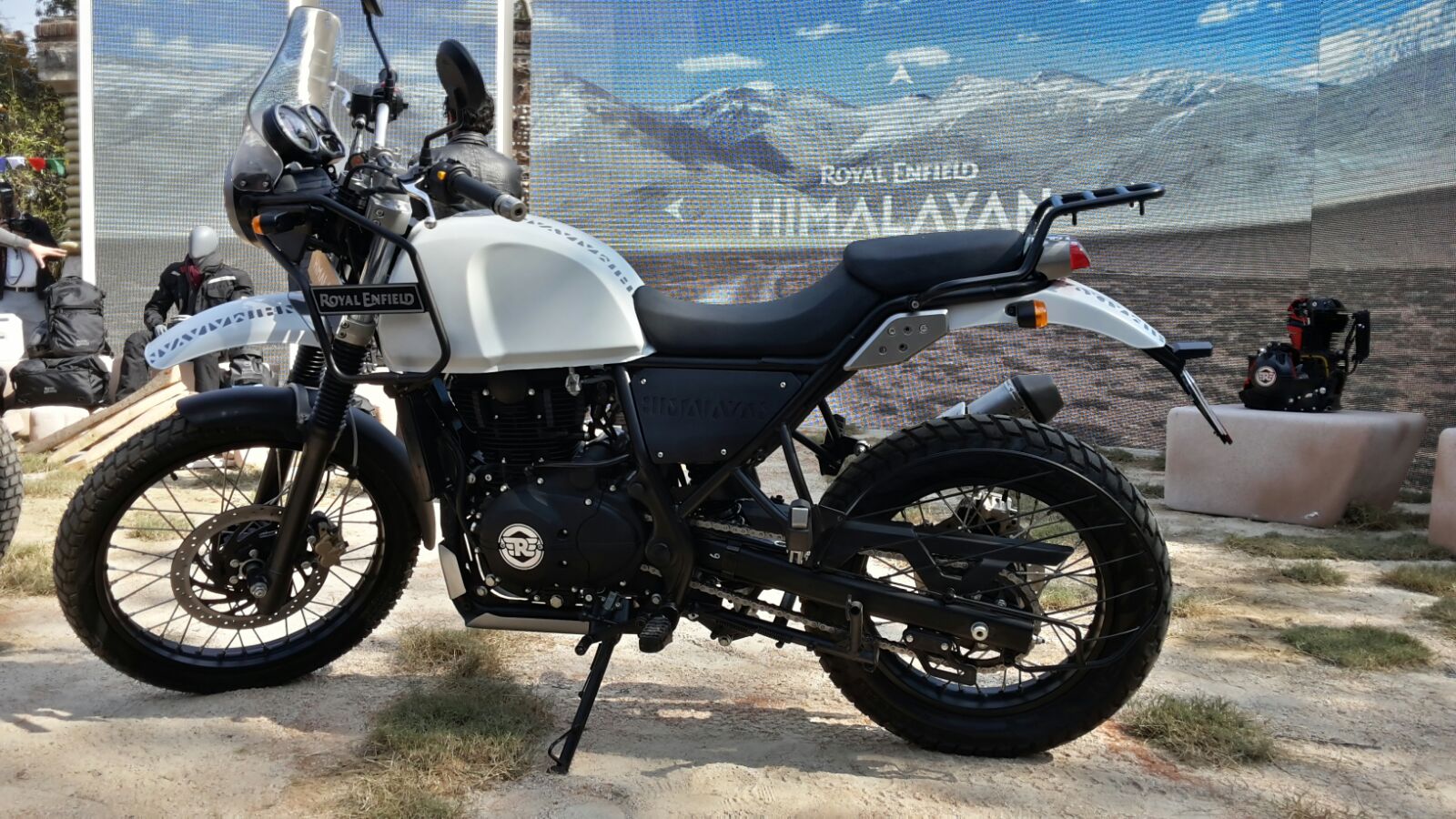 Re himalayan discount ex showroom price