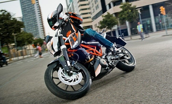 Bajaj Pulsar Cs 400 Vs Ktm 390 Duke Comparison Price Specifications Ktm Duke 390 Official Images