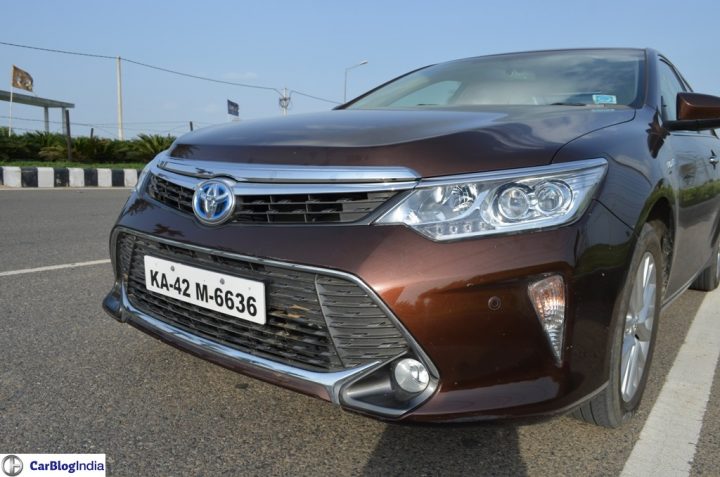 2015 toyota camry hybrid review pics fron angle close