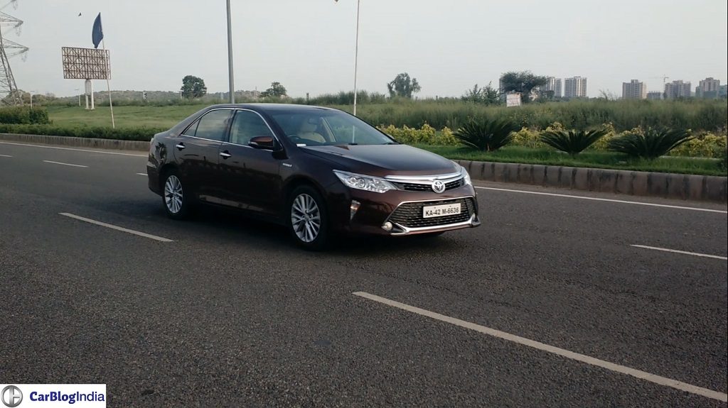 Toyota Camry Hybrid pics action shot 1