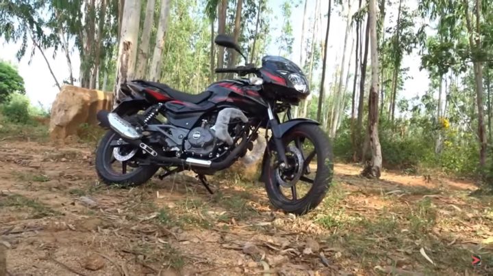 2017 bajaj pulsar 180 side view