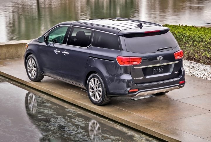 kia carnival rear image