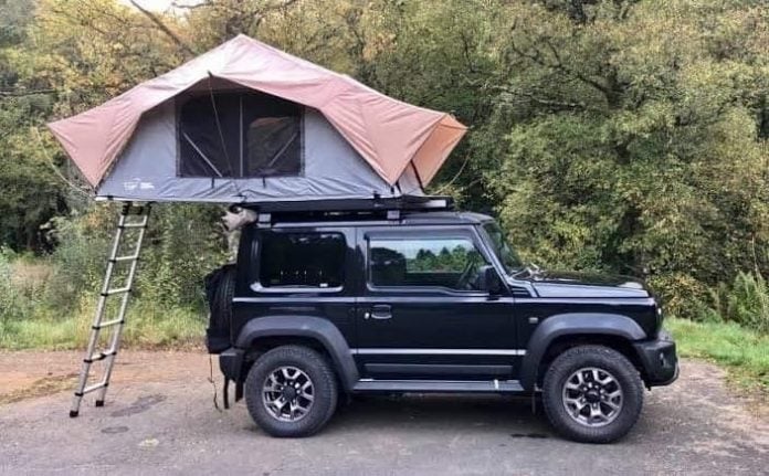 Cette Maruti Suzuki Jimny modifiée obtient une tente de camping sur le