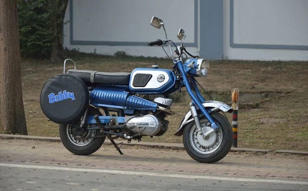 This Rajdoot Motorbike Shot to Success After It Was Ridden by Rishi ...