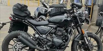 Bajaj-Triumph Scrambler and Roadster Spied