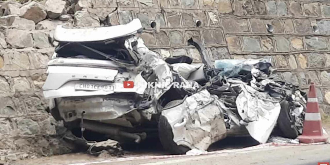 hyundai creta crushed by truck