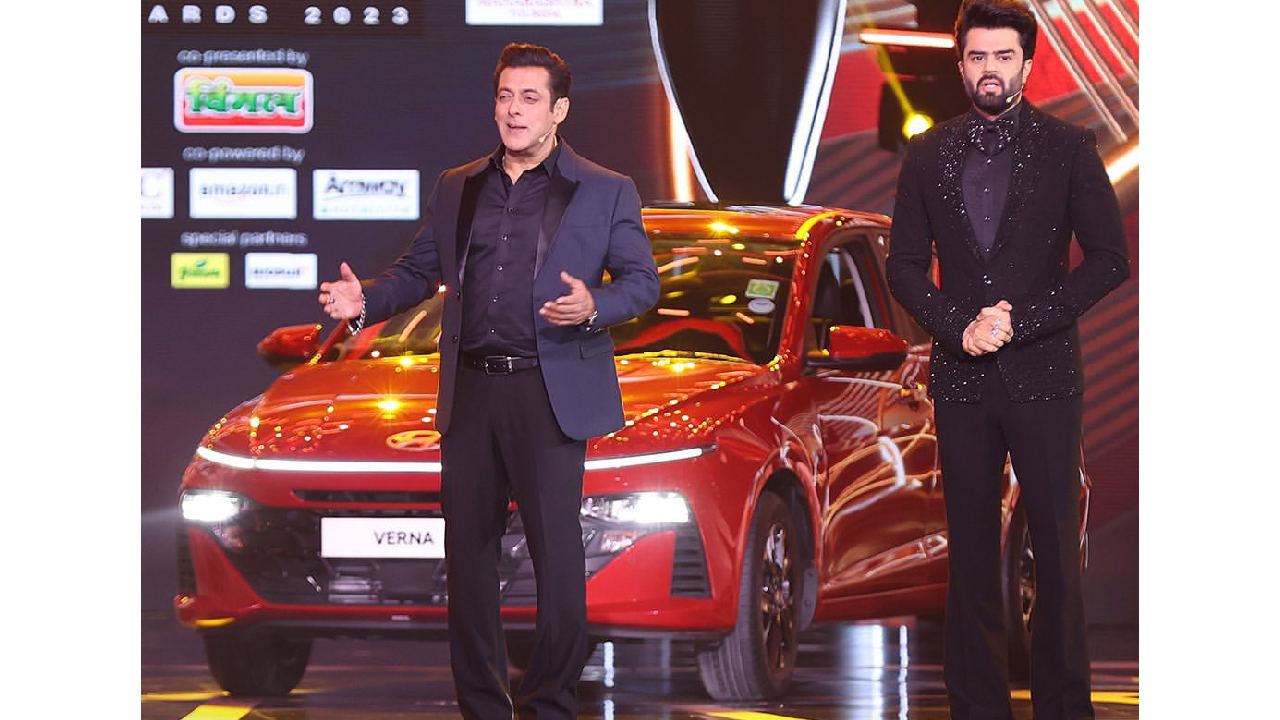 Salman Khan Poses With New Hyundai Verna at Filmfare Awards