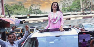 Ameesha Patel Mahindra XUV700 Sunroof