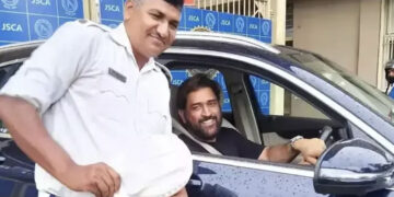 MS Dhoni Photo with Traffic Cop