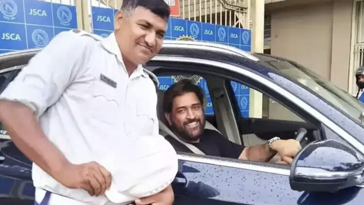 Ms Dhoni Photo with Traffic Cop