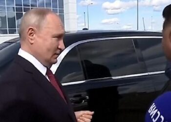 Putin Shows Kim Jong Un his Presidential Limousine Aurus Senat