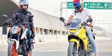 Hero Karizma XMR 210 vs KTM Duke 250 Drag Race