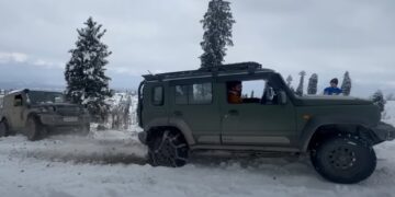 Maruti Jimny Rescues Mahindra Thar in Snow