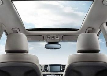 Highlights of Mahindra XUV 3XO - Panoramic Sunroof Harman Kardon Audio System