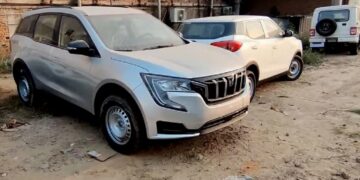 Mahindra XUV700 MX 7-Seater Front Three Quarters