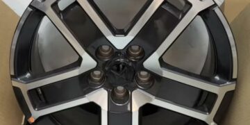 2024 5-door mahindra thar armada 18-inch diamond-cut alloy wheels karol bagh