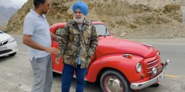 Man Drives 73 year old Fiat Topolino to Ladakh