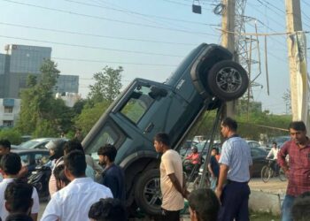 Mahindra Thar Climbs Electricity Pole on Being Hit by Mahindra Thar in Gurgaon
