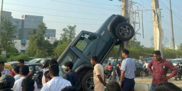 Mahindra Thar Climbs Electricity Pole on Being Hit by Mahindra Thar in Gurgaon