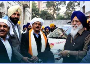Anand Mahindra Offering Car to Golden Temple