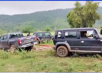 maruti jimny tows toyota hilux