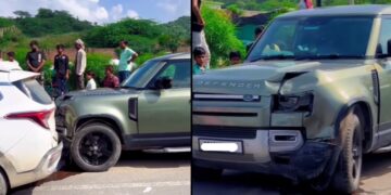 Land Rover Defender Hits Kia Carens