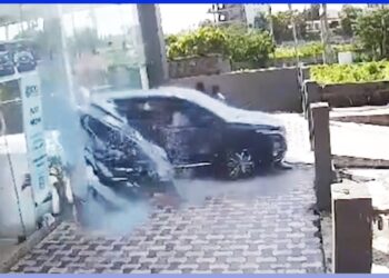 MG Hector Crashes at Showroom