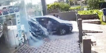 MG Hector Crashes at Showroom