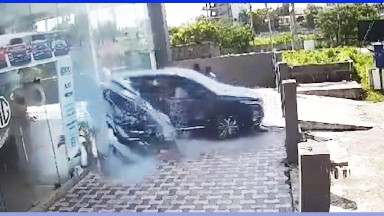 Mg Hector Crashes at Showroom