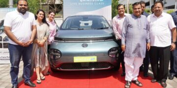 Nitin Gadkari Checks out Mg Windsor