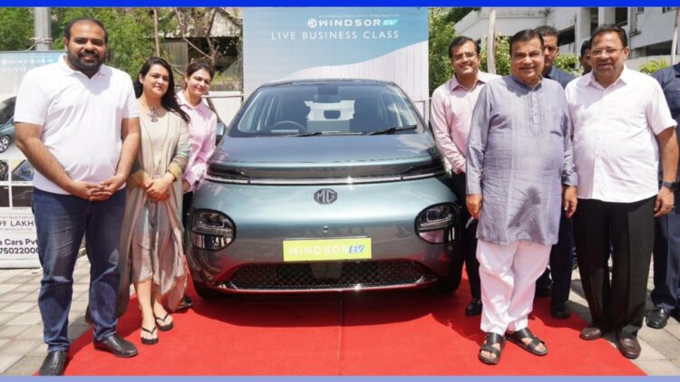 Nitin Gadkari Checks out Mg Windsor