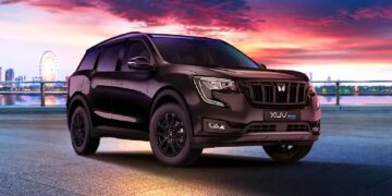 Mahindra XUV700 Front Three Quarters