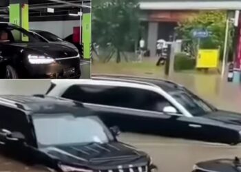 Huawei M9 Chinese Car Drives Itself Away from Flood Waters