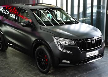 Mahindra XUV700 Converted into Matte Look