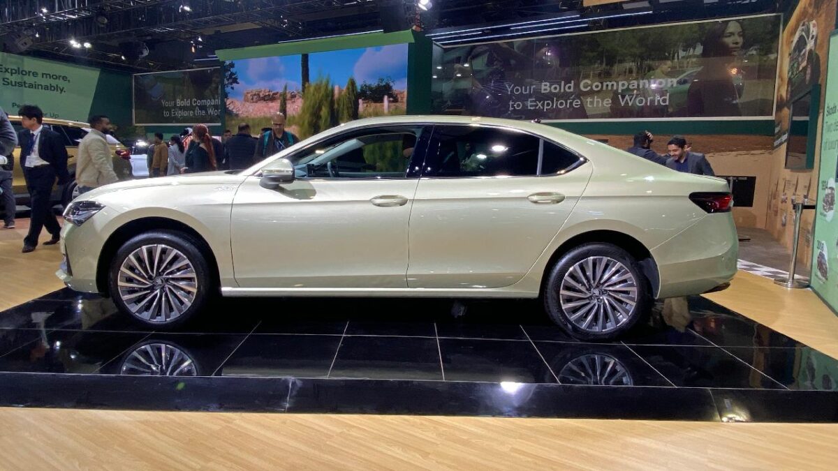 New gen Skoda Superb Side Profile