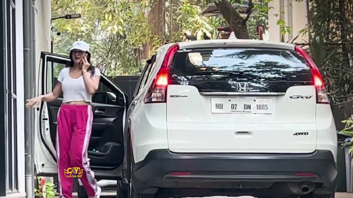 Sara Ali Khan with Her Honda Cr v